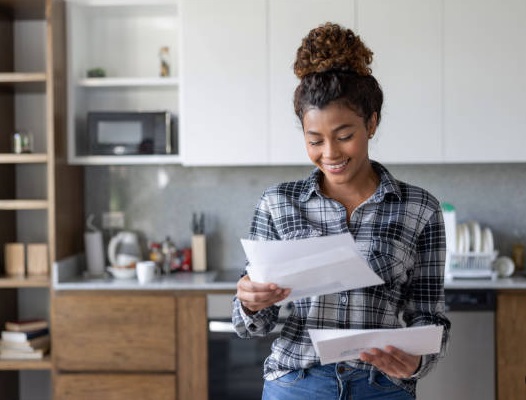 Femme heureuse courrier